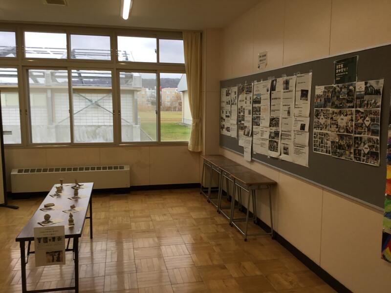 社会科で作成した埴輪や、２年生の宿泊研修の報告などを展示