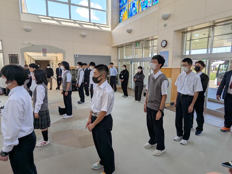出発式で緊張の面持ち