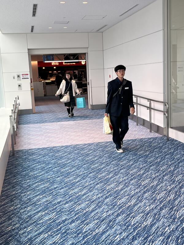 羽田空港から帰りの飛行機に乗り込むところです。